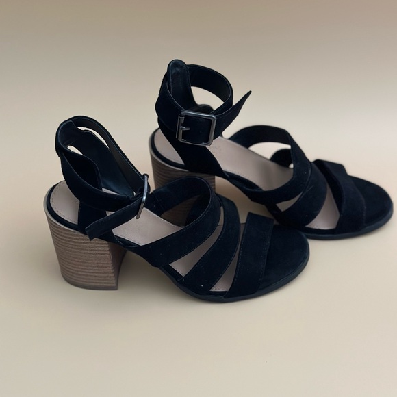 Universal Thread Etta Buckle Ankle Block Heel Sandal Black Size: 5.5 - Picture 2 of 5